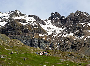 Il Rifugio Gabiet all&rsquo;Alpe del Lago.