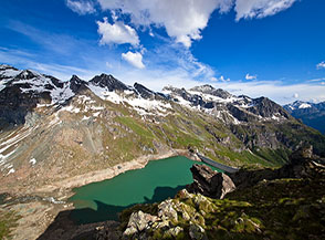 Il Lago Gabiet con sullo sfondo il Corno Grosso ed il Corno Bianco (sulla dx).