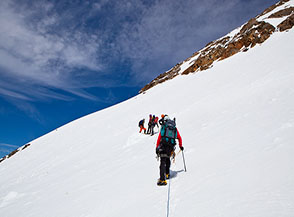 Sul ripido pendio di neve alla testata del Ghiaccaio di Indren verso Piramide Vincent.
