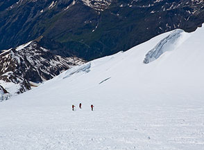 Alpinisti nel tratto centrale del Ghiacciaio del Lys.