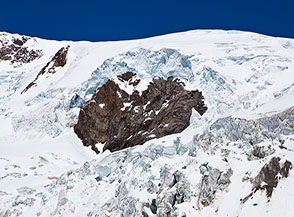 Particolare del salto roccioso che interrompe proprio al suo centro la continuit&agrave; del Ghiacciaio del Lys.