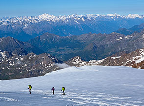 Salendo verso il Colle del Lys accompagnati all&rsquo;orizzonte dall&rsquo;arco alpino italo-francese.