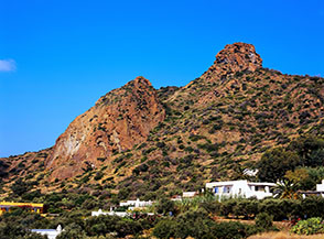 Punta del Tribunale e il Castello sopra la frazione di Drauto (Isola di Panarea).
