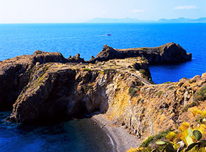 Punta Milazzese a Panarea, dove si trovano i resti di un villaggio preistorico.