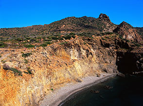 Il sentiero lungo la scogliera di Punta Milazzese, sullo sfondo il Castello (Isola di Panarea).