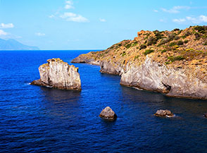 Scoglio Bastimento di fronte a Cala Junco (Isola di Panarea).
