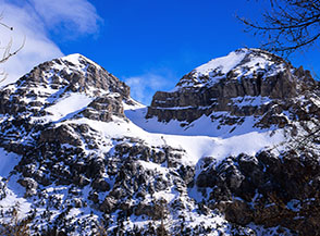 Punta Melchiorre (a sx) e Punta Gasparre fra cui s&rsquo;insinua il Vallone Freddo.
