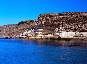La bellissima scogliera che separa Cala dei Conigli da Cala Pulcino.
