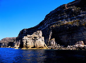 Il Faraglione della Vela lungo la costa settentrionale di Lampedusa.