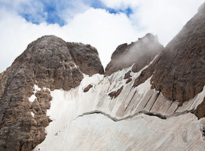 Crepaccia terminale del Ghiacciaio della Marmolada posta sotto il Pilastro Nino (la cuspide rocciosa che separa Punta Rocca da Punta Penia).