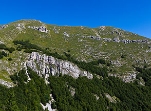 Vista sulla falesia delle Sette Selve sotto la cresta di Cimata di Pezza.