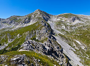 Da Colle delle Trincere vista sulla bellissima cresta che lo collega a Punta Trento (sullo sfondo).