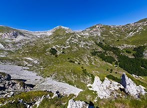 Il bellissimo panorama che ci regala Colle delle Trincere in direzione di Vena Stellante (sullo sfondo al centro).