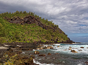 Il promontorio che chiude la Grande Anse di Saint Pierre.