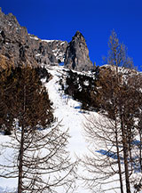Canale di valanga ai piedi del Torrione della Monaca.