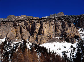 Le pareti rocciose di Punta Marta sul fianco della Valle Stretta.