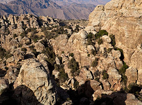 Le splendide formazioni rocciose che circondano il Rummana Camp nella Riserva Naturale della Biosfera di Dana.