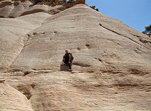 Su una grande placca di arenaria lungo il Dana Village Trail.
