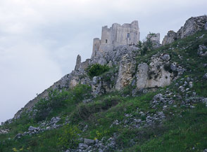 La Rocca di Calascio, estrema difesa del castello e dell&rsquo;antico paese.