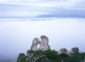 &ldquo;Camera con vista&rdquo; (ruderi del castello di Rocca Calascio, sullo sfondo s&rsquo;intravede la catena del Sirente).