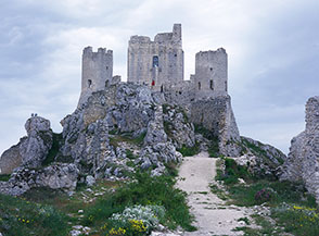 La possente Rocca di Calascio, la pi&ugrave; alta rocca d&rsquo;Abruzzo a 1475m.