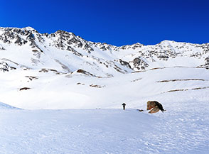 Sul piano del Lago Lavatoio (Lac Lavoir), sullo sfondo la cima pi&ugrave; rocciosa &egrave; la Roccia della Grande Tempesta.