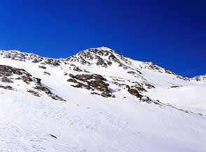 La cresta della Roccia Bianca vista dal Vallone della Piccola Tempesta.