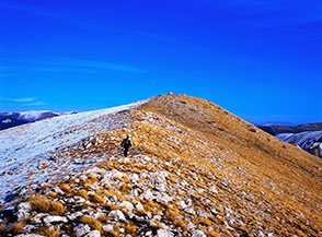 Ultimi passi per la cima di Rocca Genovese sulla dolce Cresta Ovest.