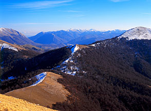 Da Rocca Genovese uno sguardo sui monti del parco e sotto di noi il Valico di Cervara.