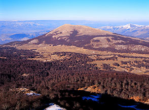 La cima di Rocca Genovese &egrave; uno splendido terrazzo sui boschi della Cicerana, dietro i quali si alza Monte Turchio.