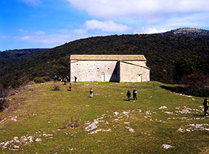 La chiesa romanica di Sant&rsquo;Erasmo sul pianoro alle spalle della Rocchetta di Cesi.