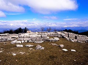I resti archeologici riportati alla luce sulla cima del Monte Torre Maggiore.