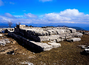 Resti di un tempio antico sulla cima di Monte Torre Maggiore.