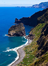 Affaccio sulla incontaminata spiaggia di Rocha do Navio sulla costa nord-orientale di Madeira.