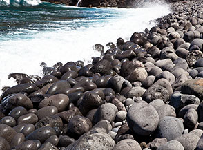 I biglioni di pietra che formano la spiaggia di Rocha do Navio.
