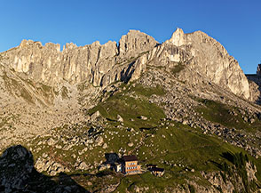 Primo mattino sul Rifugio Roda de Vael, coronato dalla cresta del Masar&eacute; e dalla Torre Finestra.