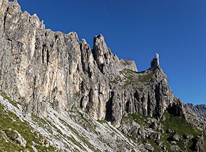 Scorcio sul versante orientale dell&rsquo;imponente cresta rocciosa del Masar&egrave;.