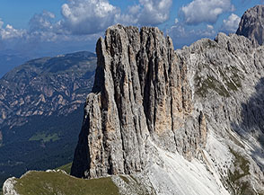 Gli spettacolari pilastri di Cima Sforcella.