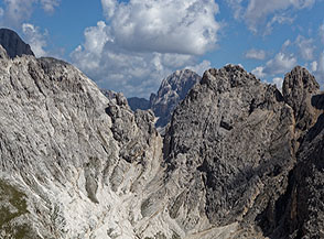 Vista verso l&rsquo;incassato Passo dei Mugoni sopra la conca del Vaiolon.