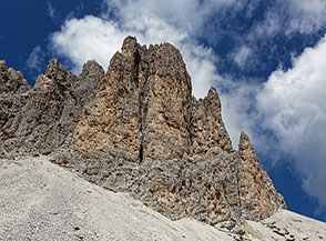 Ai piedi dei pilastri sud di Cima Sforcella.