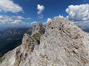 Cima delle Coronelle, immaginifico trampolino verso il cielo.