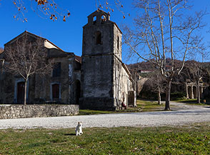 La piazza di Roscigno Vecchio con la Chiesa di San Nicola.
