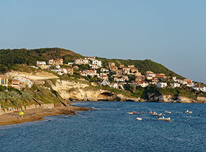 Le abitazioni di Torre del Pozzo affacciate a mare.