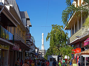 Tra le vie del centro spicca il bianco minareto della Moschea di Saint Denis.