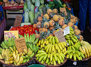 Banco di frutta al mercato centrale di Saint Denis.