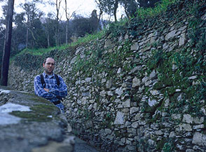 I caratteristici muretti a secco dei viottoli della riviera genovese.