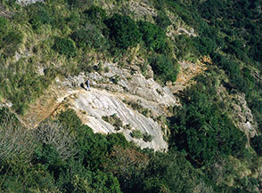 Il Sentiero del Bacio in uno dei suoi passaggi pi&ugrave; caratteristici dopo Punta del Buco.