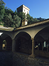 Chiostro interno all&rsquo;Abbazia di San Fruttuoso.