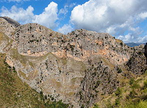 Le spettacolari pareti del Monte Chiancone aggettanti sulla Valle del Mingardo.