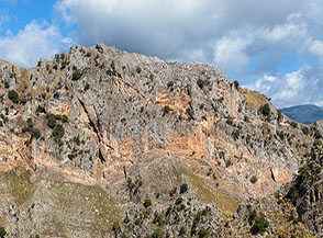 Particolare della spettacolare fascia rocciosa che caratterizza il versante orientale del Monte Chiancone.